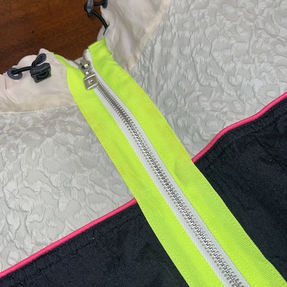 GUESS WINDBREAKER SUPER CUTE GUESS JACKET ZIPPER LIGHT WEIGHT HOODIE STYLE ZIP - Picture 15 of 15